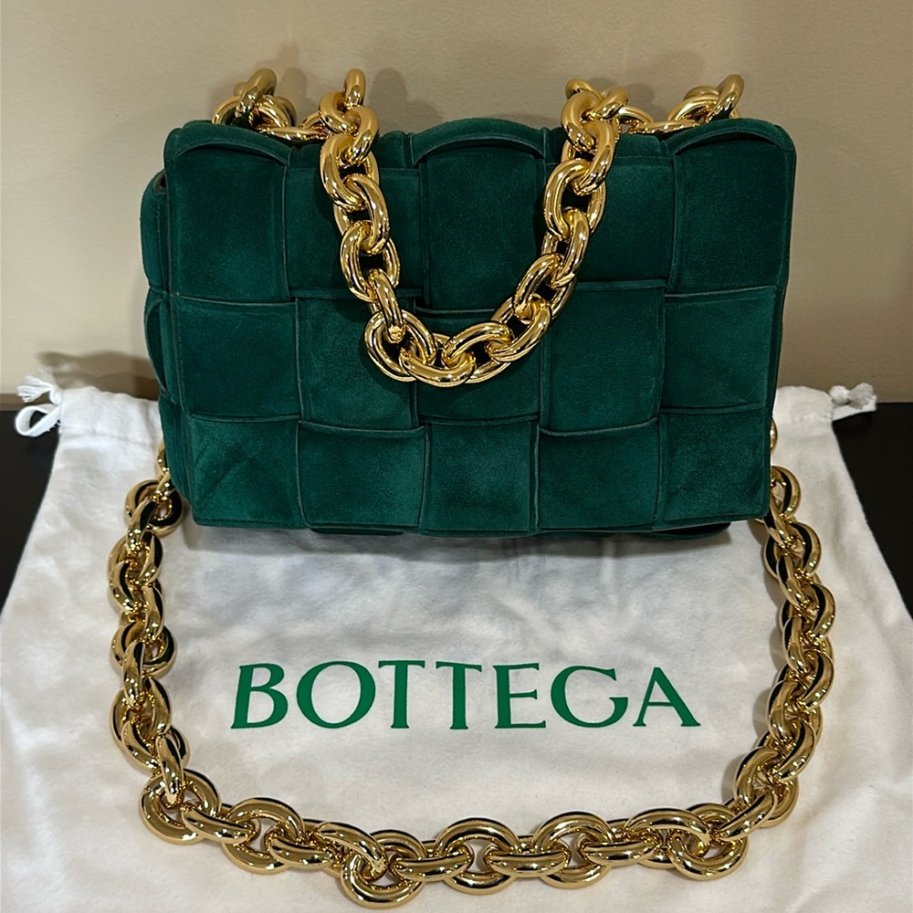 BOTTEGA VENETA Chain Padded Cassette suede shoulder bag in emerald green